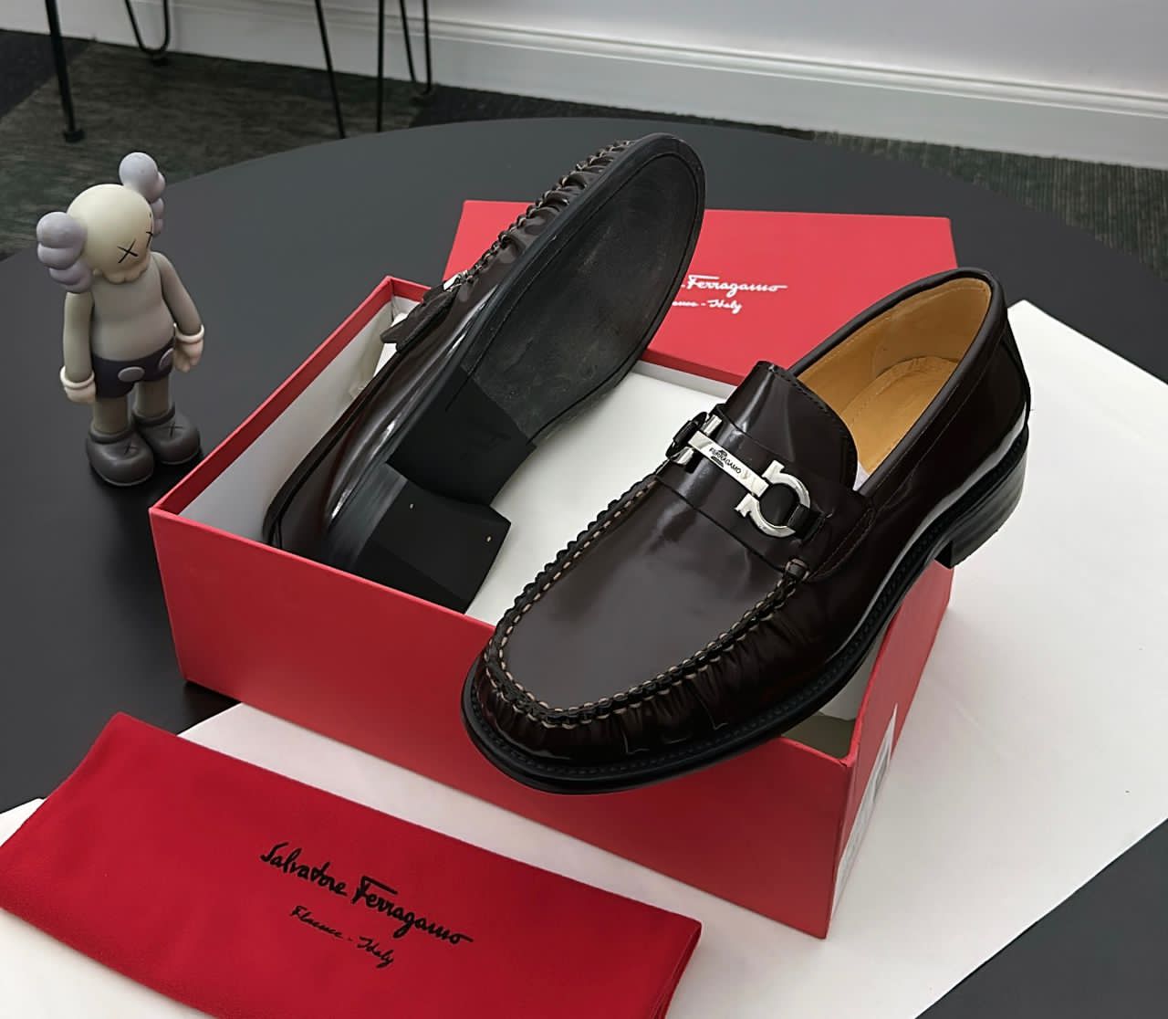 WhatsApp Image 2026-05-06 at 7.49.34 AM (3) Salvatore Ferragamo Grandioso Gancini Loafer – Nero Leather Classic - Image 1
